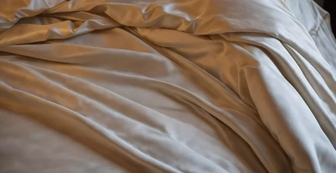 Pościel jedwabna jako luksusowy prezent – co warto wiedzieć?
